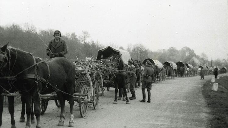 Ein donauschwäbischer Flüchtlingstreck im Jahr 1944 aus der Gemeinde Sarwasch im Nordosten des heutigen Kroatien auf dem Weg in den Westen. Foto: Donauschwäbisches Zentralmuseum/Bestand Gassenheimer