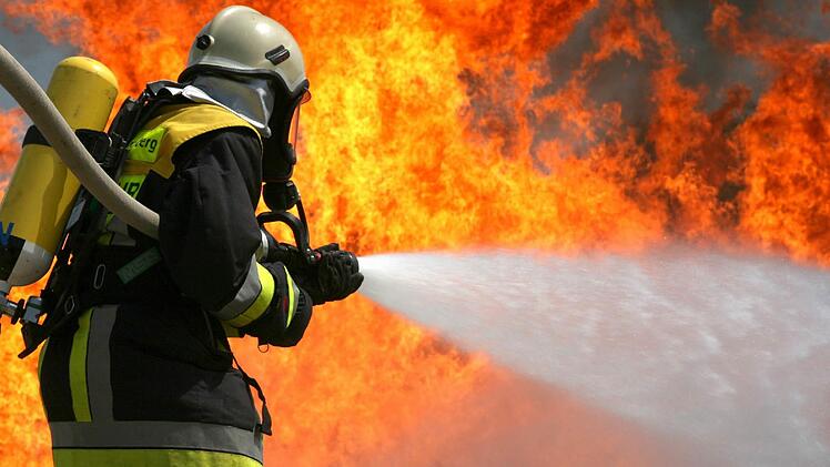 In einer Werkstatt im Landkreis Schweinfurt ist am Samstag ein Feuer ausgebrochen. Es kam zu mehreren Explosionen. Die Polizei warnt die Bevölkerung. Symbolbild: Marcus Führer/dpa