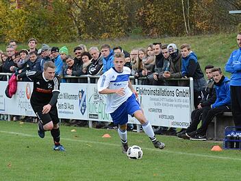 Er schoss den SV Aura ins Totopokal-Finale auf Kreisebene: Lukas Baldauf (rechts), der hier dem Unterweißenbrunner John Heid entwischt ist.ssp