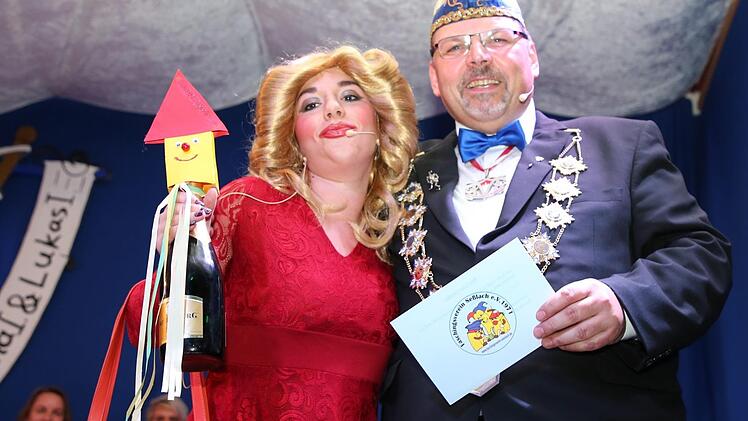 "Sachsen" unter sich: Während Präsident Jens-Peter Scholz tatsächlich aus Sachsen stammt, verkörperte Lisa Geuther (Meeder) die "Yvonne aus Plauen" lediglich. Foto: Bettina Knauth