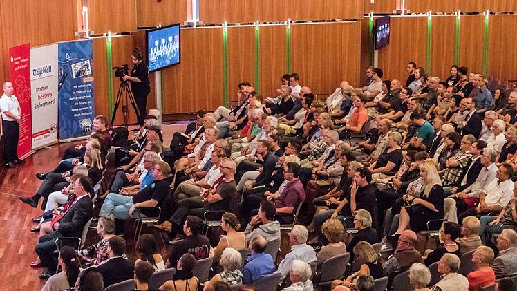 Reges Publikumsinteresse verzeichnete der Regionentalk am Mittwoch im bestens besuchten Coburger Kongresshaus. Die acht Direktkandidaten für die Landtagswahl stellten sich kritischen Fragen. Moderiert wurde der Abend von  den Redaktionsleitern Oliver Schmidt (Coburger Tageblatt) und Thomas Apfel (Radio Eins).Foto: Jochen Berger