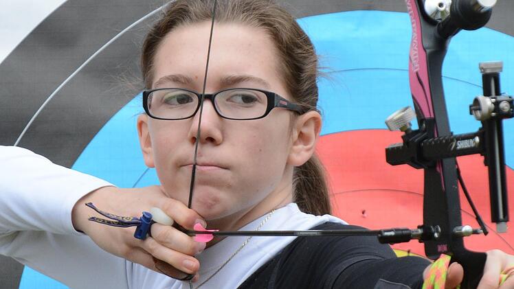 Elisa Tartler vom Schützenverein Thulba wurde bei der Sportlerehrung der Gemeinde ausgezeichnet. Mit ihrem Recurvebogen belegte sie bei der Bayerischen und auch bei der Deutschen Meisterschaft jeweils den ersten Platz.