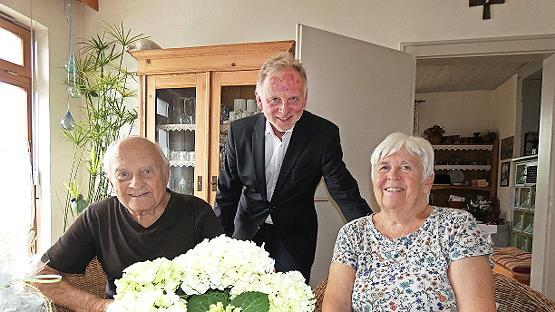 Mit 60 Ehejahren ein glückliches Paar: Otto und Bärbel Schülein mit Zweitem Bürgermeister Günther Stenglein