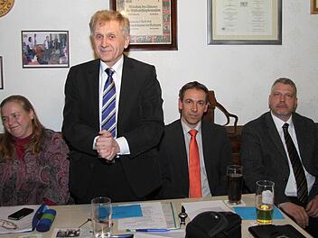 Antje Körner, Kurt Zollhöfer (2. v. l.) und Markus Burkhardt (r.) freuten sich über den Besuch des designierten Landratskandidaten Alexander Tritthart. Foto: Richard Sänger