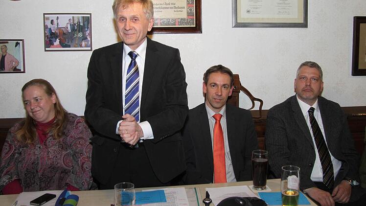 Antje Körner, Kurt Zollhöfer (2. v. l.) und Markus Burkhardt (r.) freuten sich über den Besuch des designierten Landratskandidaten Alexander Tritthart. Foto: Richard Sänger