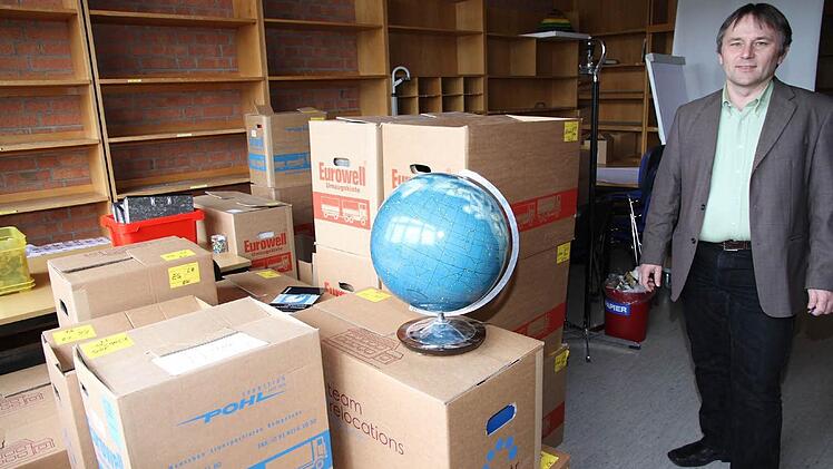 Auch im Büro von Schulleiter Jürgen Kretschmann türmen sich Umzugskartons.