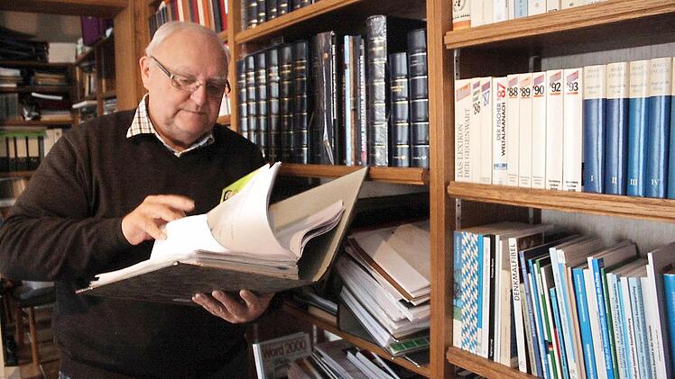 Siegfried Erhard räumt in seinem Arbeitszimmer auf.  Foto: Robert Huger