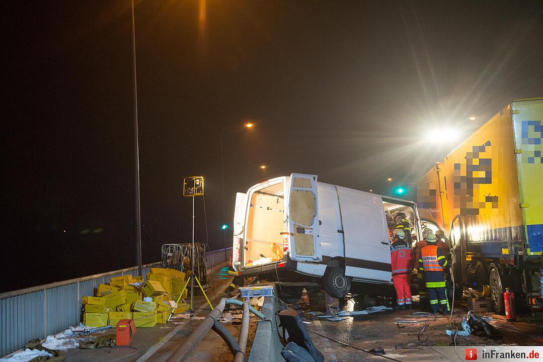 Würzburg: Frau wird in Transporter eingeklemmt und schwer verletztWürzburg in