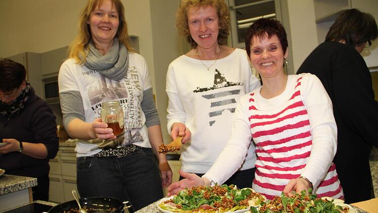 Appetitlich angerichtet präsentiert sich der Feldsalat mit Birnen-Schinken-Carpaccio. Foto: Gerda Völk