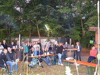 Auf dem Horbacher Keller harrten die Fans im Freien bis zum Abpfiff aus. Foto: Larissa Händel