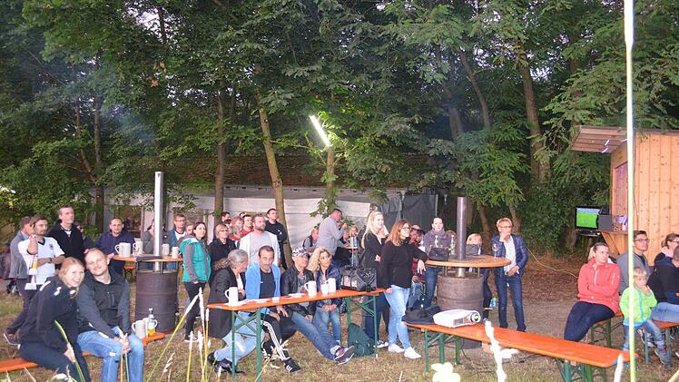 Auf dem Horbacher Keller harrten die Fans im Freien bis zum Abpfiff aus. Foto: Larissa Händel