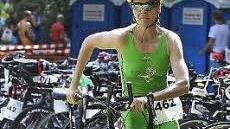 Carmen Schlichting-F&ouml;rtsch schwingt sich aufs Rad.