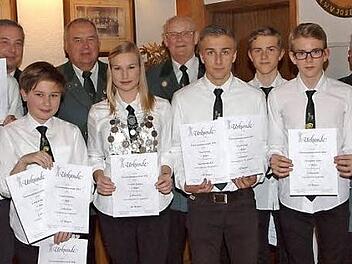 Die beiden Jugendschützenmeister Frank Schwarz und Jürgen Erlmann, der Schützenmeister Erwin Kalb, der Ehrenschützenmeister Alfred Brandmeier und Dritter Bürgermeister Winfried Weinbeer (hinten v. l.) beglückwünschten die Jugendlichen zur Vereinsmeisterschaft, darunter Jugendkönigin Verena Janson (vorne Mitte).  Foto: thi