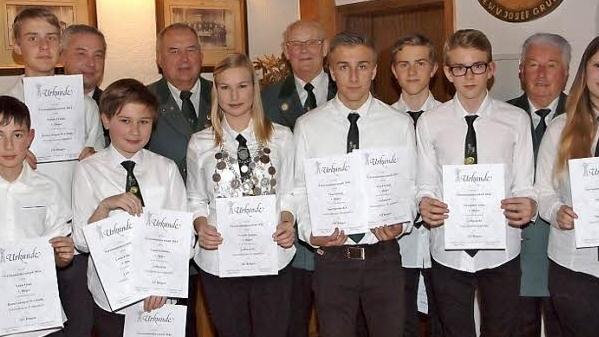 Die beiden Jugendschützenmeister Frank Schwarz und Jürgen Erlmann, der Schützenmeister Erwin Kalb, der Ehrenschützenmeister Alfred Brandmeier und Dritter Bürgermeister Winfried Weinbeer (hinten v. l.) beglückwünschten die Jugendlichen zur Vereinsmeisterschaft, darunter Jugendkönigin Verena Janson (vorne Mitte).  Foto: thi