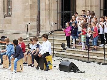 Der Chor der Grundschule Neuses hatte sogar seine eigenen Percussionisten (links) mitgebracht. Foto: U. Nauer