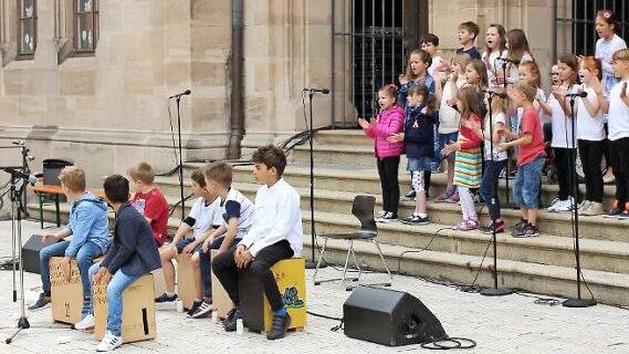 Der Chor der Grundschule Neuses hatte sogar seine eigenen Percussionisten (links) mitgebracht. Foto: U. Nauer