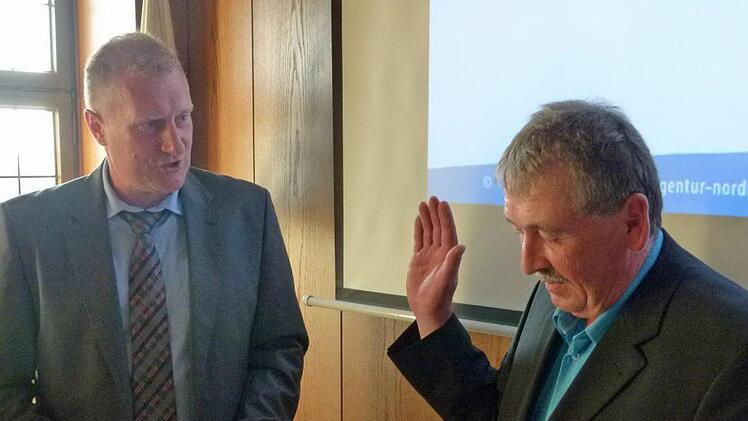 Sonnefeld hat ein neues Gemeinderatsmitglied: Martin Alex rückt für Norfried Hager nach. Alex wurde in der jüngsten Sitzung von Bürgermeister Michael Keilich vereidigt. Foto: Klaus Oelzner
