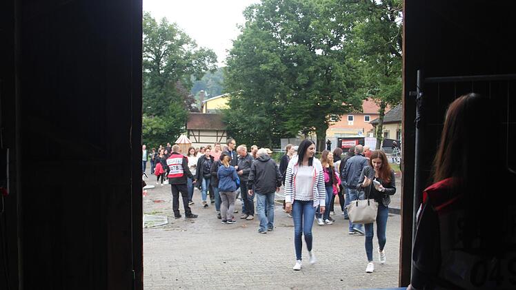 Dem Sicherheits-Check fallen manche Mitbringsel zum Opfer. Sie wehrten bis Konzertende sicher verwahrt. Foto: Ralf Kestel