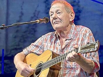 Wolfgang Ambros zeigt in Dechsendorf seine Qualitäten als Liedermacher. Foto: Albert Hochstädter