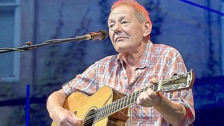 Wolfgang Ambros zeigt in Dechsendorf seine Qualitäten als Liedermacher. Foto: Albert Hochstädter