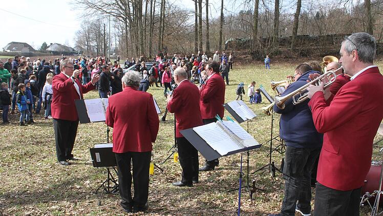 Der Musikverein Weiher-Mangersreuth sorgte f&uuml;r musikalische Unterhaltung - und die Kinder tobten &uuml;ber die Wiese. Foto: Sonny Adam