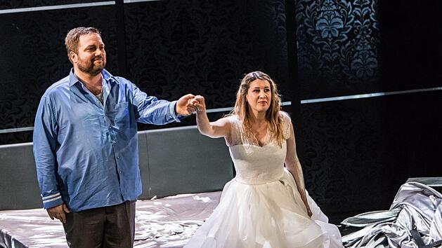 Jubel im zweiten Anlauf: Reichlich Beifall gab es f&uuml;r Judith Kuhn als Rusalka und Mirkoe Roschkowski als Prinz bei der Ersatz-Premiere von "Rusalka" am Landestheater Coburg.Foto: Jochen Berger