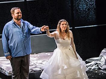 Jubel im zweiten Anlauf: Reichlich Beifall gab es für Judith Kuhn als Rusalka und Mirkoe Roschkowski als Prinz bei der Ersatz-Premiere von "Rusalka" am Landestheater Coburg.Foto: Jochen Berger