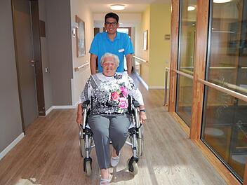 Im Rahmen der Aktion Triple-Win bildet das Haus Waldenfels Pflegekräfte von den Philippinen aus. Ramchand Lalwani kommt mit seinen Kollegen bei den Bewohnern gut an.  Wolfgang Dünnebier