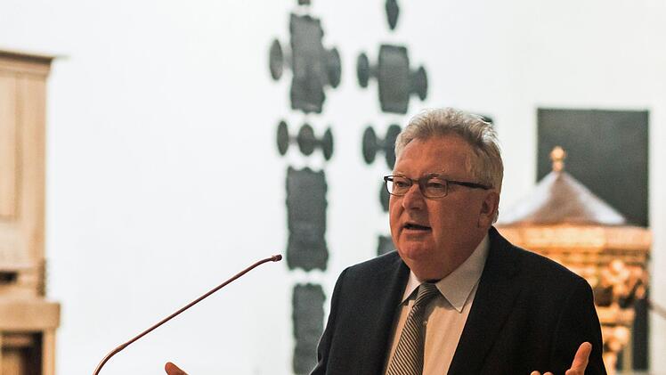 Orgelmeisterkurs in der Coburger Morizkirche: Edgar Krapp als Moderator.Foto: Jochen Berger