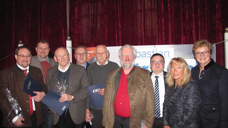 Ehrungen (von links): Frank Matthes, Martin Mittag, Herbert Schmidt, Gerd Mücke, Roland Klapetek, Elmar Palauneck, Jürgen Thamm, Ehrenvorsitzende Ingrid Ott und Monika Hohlmeier. Foto: Martin Koch
