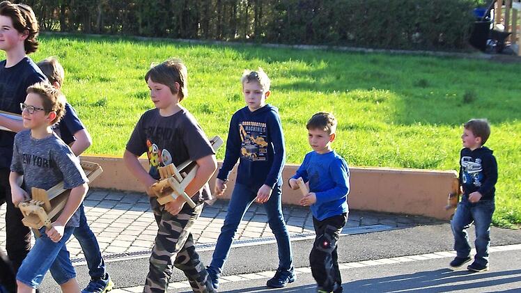 Die "Raspelbuben" von Wolfsdorf erhalten f&uuml;r ihren Dienst Eier, S&uuml;&szlig;igkeiten oder Geldspenden. Foto: Thomas H&uuml;mmer