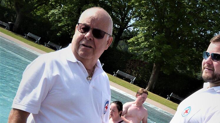 Sie haben im Mainleuser Sommerbad während der Schulschwimmwoche alles  im Griff: Tim Pöhlmann (rechts) und Karlheinz Wildgrube (links) von der Wasserwacht Mainleus.Werner Reißaus