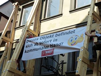 Die Bamberger Linke Liste (Bali) spielt mit ihrem Transparent auf eine mögliche Enteignung des Investors an. DerOberbürgermeister will sich lieber mit dem Investor auf einen realistischen Kaufpreis einigen. Dieser soll durch ein Verkehrswertgutachten ermittelt werden. Foto: Bali
