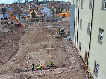 Die Archäologen kümmern sich noch einmal um den Burgfried. Es sind fehlende Arbeiten, für die erst die Baustellensicherung durch die Bohrpfahlwand erforderlich war.  Foto: B. Panzer