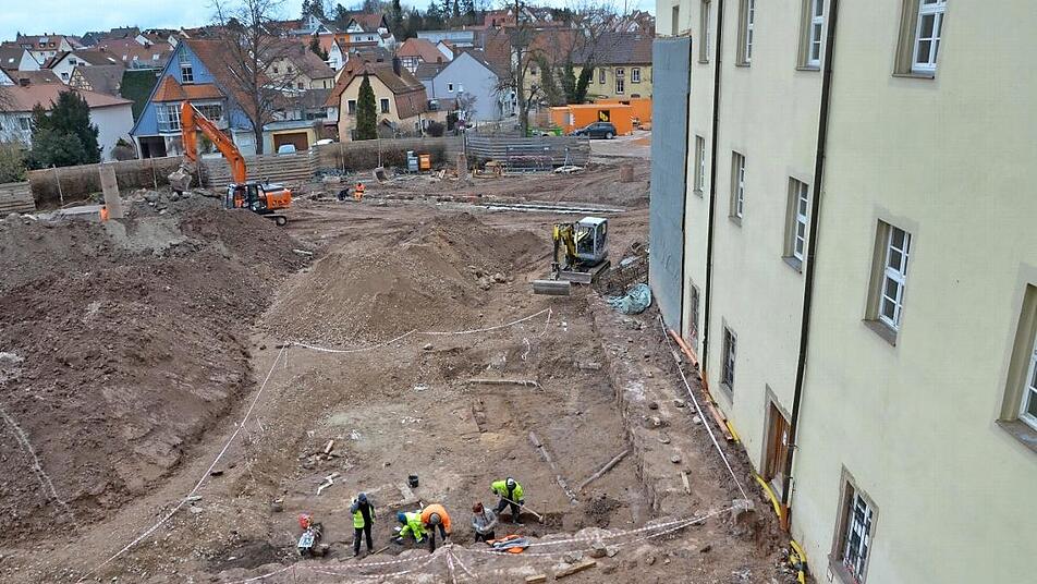 Die Archäologen kümmern sich noch einmal um den Burgfried. Es sind fehlende Arbeiten, für die erst die Baustellensicherung durch die Bohrpfahlwand erforderlich war.  Foto: B. Panzer