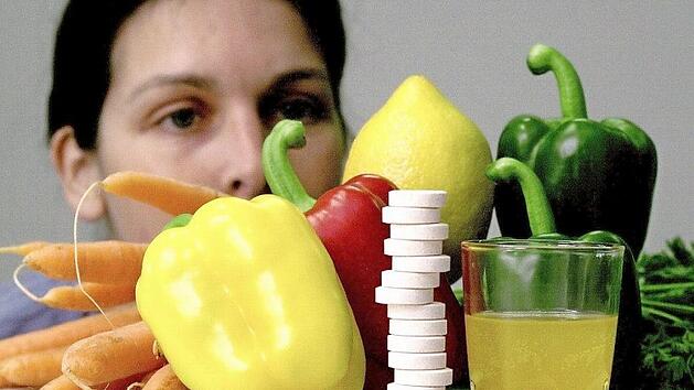 Gen&uuml;gt eine ausgewogene Ern&auml;hrung, um n&ouml;tige Vitamine zu bekommen - oder m&uuml;ssen zus&auml;tzliche Pr&auml;parate L&uuml;cken f&uuml;llen? Die Meinungen der Experten sind eindeutig. Foto: Archiv/Norbert F&ouml;rsterling/dpa
