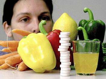 Genügt eine ausgewogene Ernährung, um nötige Vitamine zu bekommen - oder müssen zusätzliche Präparate Lücken füllen? Die Meinungen der Experten sind eindeutig. Foto: Archiv/Norbert Försterling/dpa