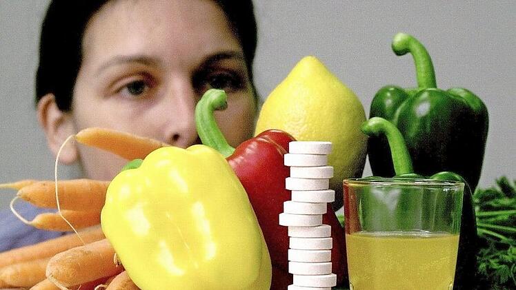 Genügt eine ausgewogene Ernährung, um nötige Vitamine zu bekommen - oder müssen zusätzliche Präparate Lücken füllen? Die Meinungen der Experten sind eindeutig. Foto: Archiv/Norbert Försterling/dpa