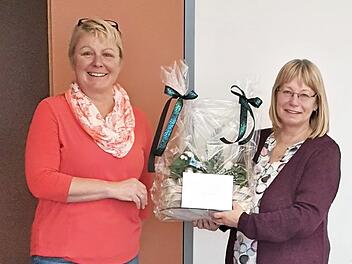 Die Gemeinschaftsvorsitzende Regina Bruckmann (l.) übergab stellvertretend für alle Wegbegleiter ein Abschiedsgeschenk an Elisabeth Hirschmann. Foto: privat
