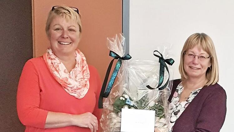 Die Gemeinschaftsvorsitzende Regina Bruckmann (l.) übergab stellvertretend für alle Wegbegleiter ein Abschiedsgeschenk an Elisabeth Hirschmann. Foto: privat