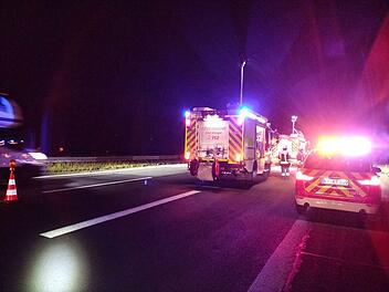 A3 bei Schwarzach: Verlorenes Metallteil von LKW sorgt für Feuerwehreinsatz auf Autobahn
