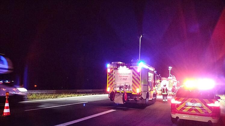 A3 bei Schwarzach: Verlorenes Metallteil von LKW sorgt für Feuerwehreinsatz auf Autobahn