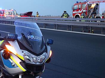 Fahrerin richtet auf A7 bei Feuchtwangen schwere Schäden an - Unachtsamkeit endet im Unfall-Chaos