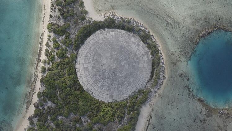 Auf der Insel Runit im nord&ouml;stlichen Teil der Marshallinseln befindet sich der so genannte "Runit Dome": unter einer Betonkuppel mit einem Durchmesser von 120 Metern lagern &uuml;ber 100.000 Kubikmeter radioaktiver Abf&auml;lle der zwischen 1946 und 1958 auf den Marshallinseln durchgef&uuml;hrten Atomtests der USA.
