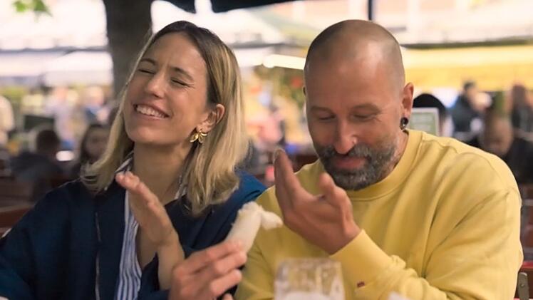 Andreas ist kein Weißwurst-Profi, stellen er und Date-Partnerin Laura amüsiert fest.