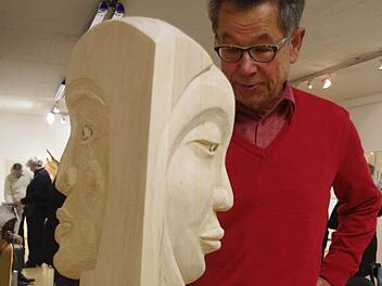 "Alles im Leben hat mindestens zwei Seiten", das steht auf dem Lindenholz-Kunstwerk von Gottfried Grau.