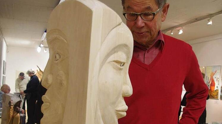 "Alles im Leben hat mindestens zwei Seiten", das steht auf dem Lindenholz-Kunstwerk von Gottfried Grau.