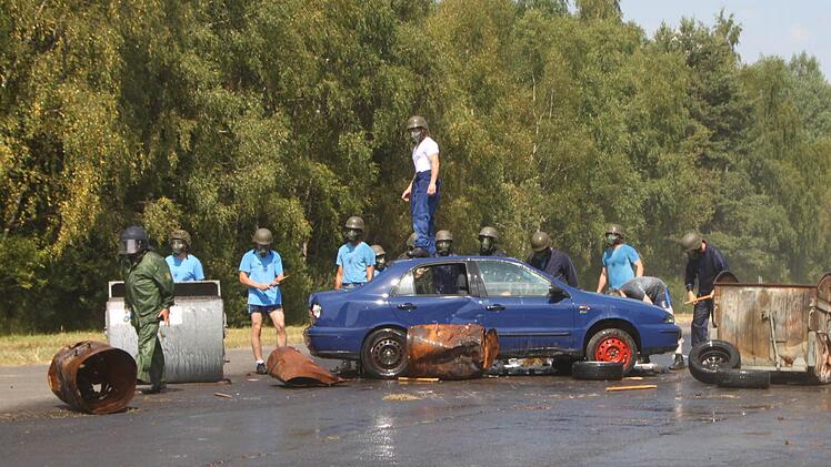 Demonstranten haben sich auf dem Rollfeld verbarrikadiert.