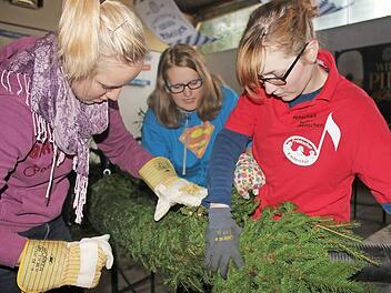 Konzentriert mit den Vorbereitungen beschäftigt: Luisa Herbert, Lisa Breitenbach und Leonie Will. Foto: Birgit Will