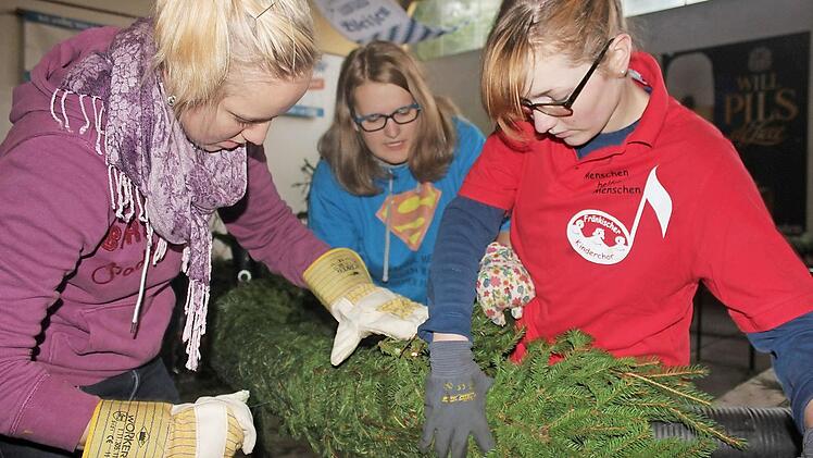 Konzentriert mit den Vorbereitungen beschäftigt: Luisa Herbert, Lisa Breitenbach und Leonie Will. Foto: Birgit Will